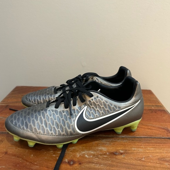Nike Youth Magista Soccer Cleat Size 7 - Picture 1 of 7
